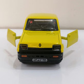 ماشین بازی فلزی طاها مدل رنو 5 عقبکش با دربهای بازشو و مقیاس 1:36